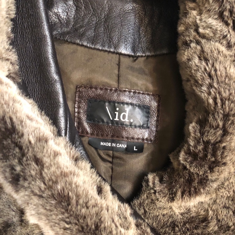 Leather jacket with removable brown fur collar - Picture 6 of 12